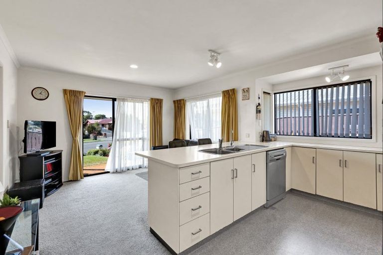 Photo of property in 4 Boulevard Drive, Merrilands, New Plymouth, 4312