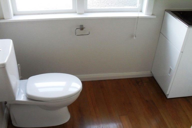 Photo of property in 2a Exmouth Road, Northcote, Auckland, 0627