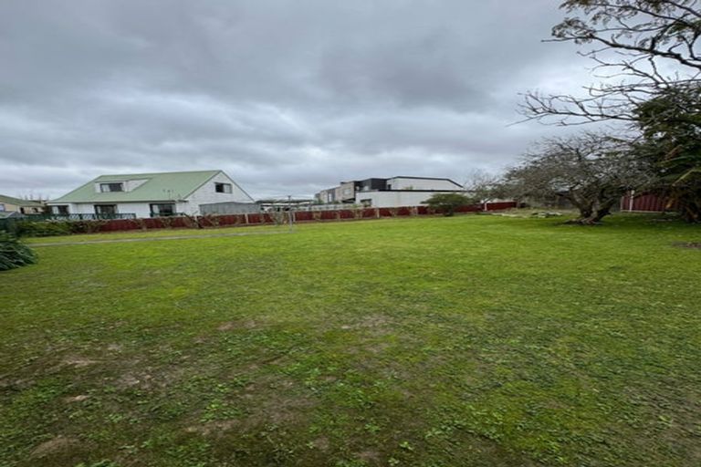Photo of property in 11 Ian Place, Glendene, Auckland, 0602