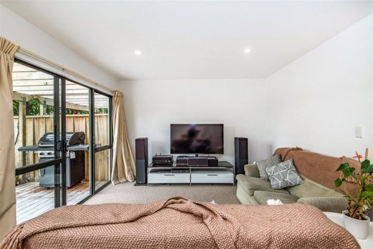 Photo of property in 3/42 Fields Parade, Oteha, Auckland, 0632
