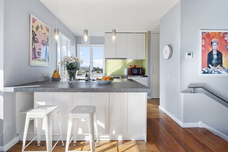 Photo of property in 22 Fairview Crescent, Kelburn, Wellington, 6012