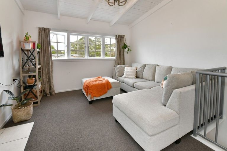 Photo of property in 6 Maori Hut Road, Red Beach, 0932