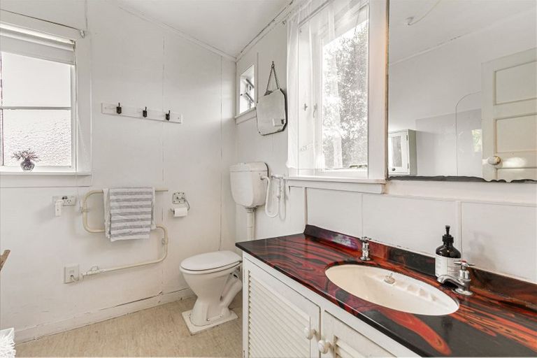 Photo of property in 18 Ngataringa Road, Devonport, Auckland, 0624