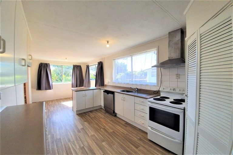 Photo of property in 28 Easton Park Parade, Glenfield, Auckland, 0629