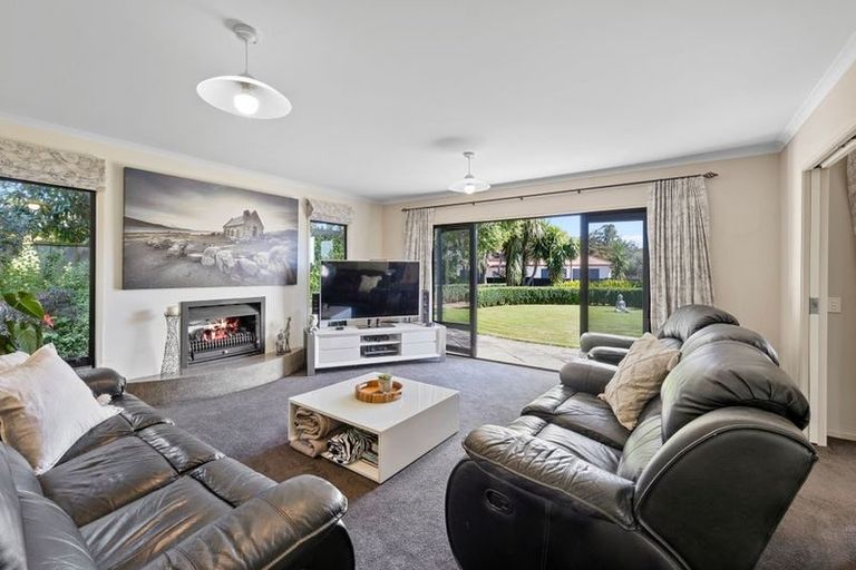 Photo of property in 7 Taylor Place, Merrilands, New Plymouth, 4312