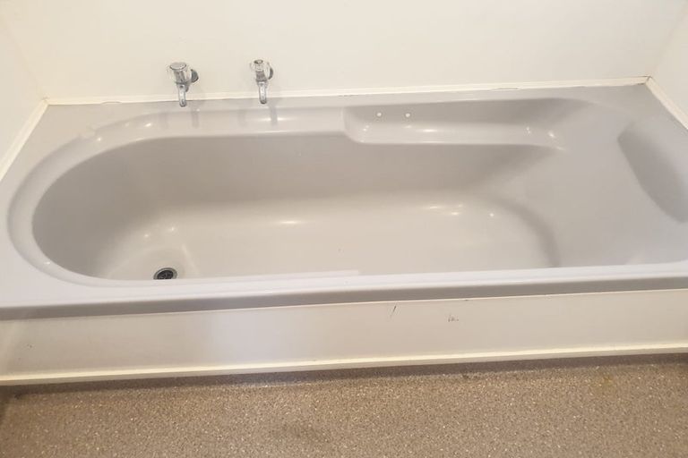 Photo of property in 98 Universal Drive, Henderson, Auckland, 0610