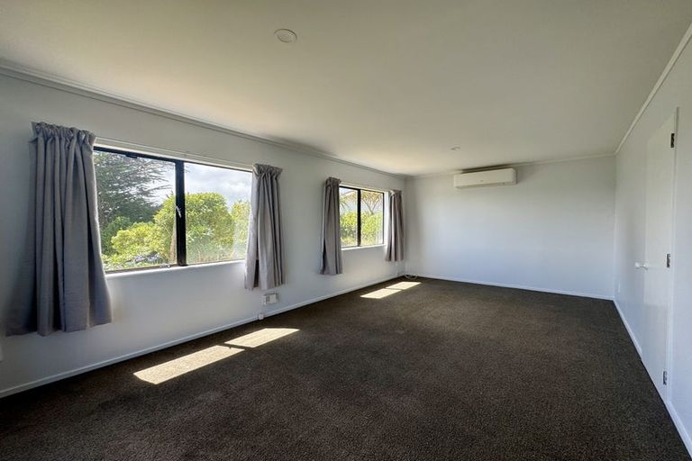 Photo of property in 14a Warrington Grove, Newlands, Wellington, 6037