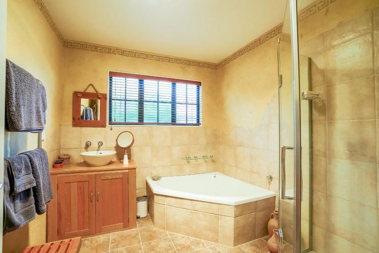 Photo of property in 16 La Lena Grove, Fitzherbert, Palmerston North, 4410