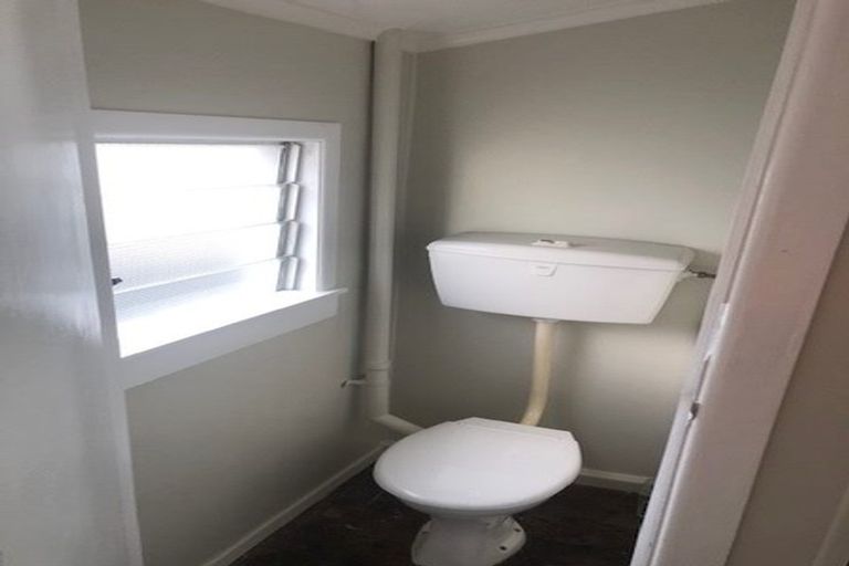 Photo of property in 51 Onewa Road, Northcote, Auckland, 0627