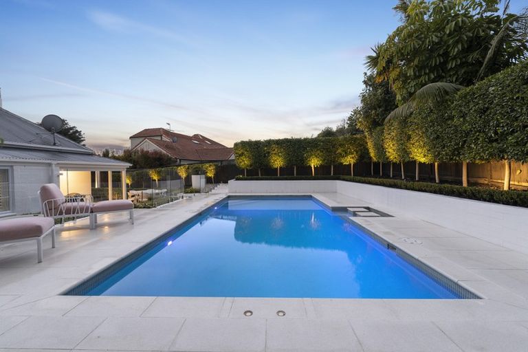 Photo of property in 1 Almond Grove, Greenhithe, Auckland, 0632