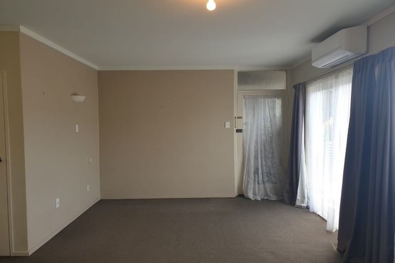 Photo of property in 2/126 Redwood Avenue, Tawa, Wellington, 5028