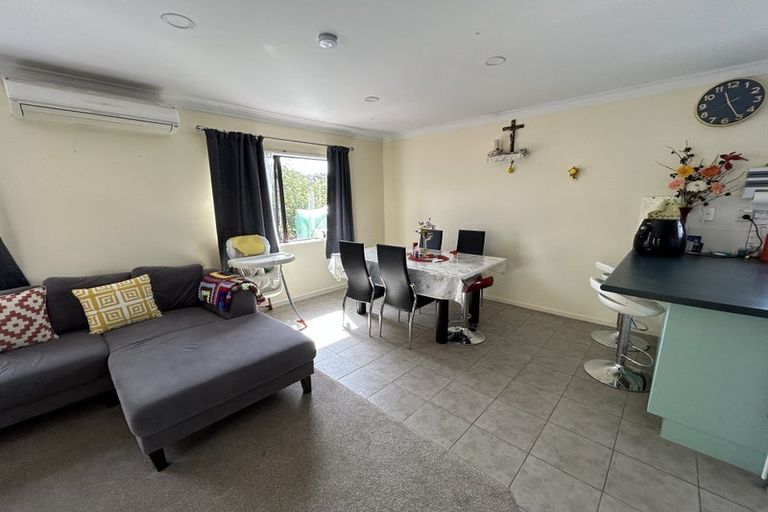 Photo of property in 1/98 Manhattan Heights, Glendene, Auckland, 0602