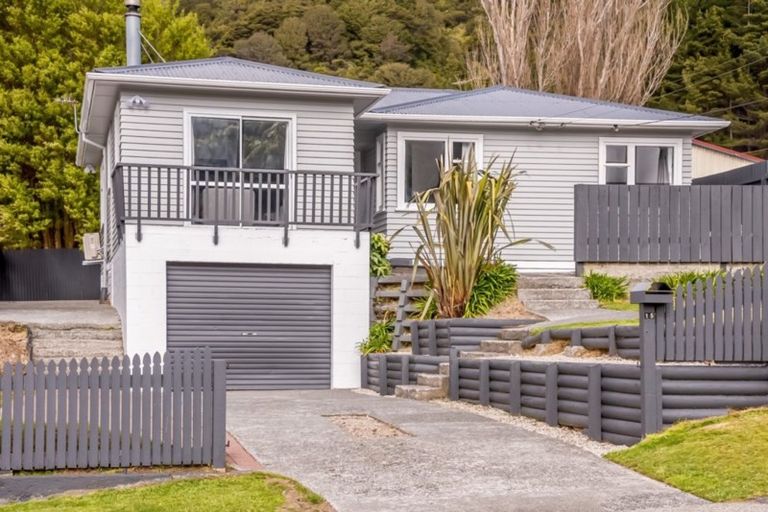 Photo of property in 15 Gardiner Grove, Wainuiomata, Lower Hutt, 5014