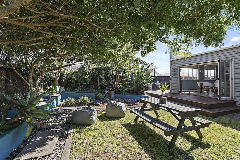 Photo of property in 22 Sackville Street, Fitzroy, New Plymouth, 4312