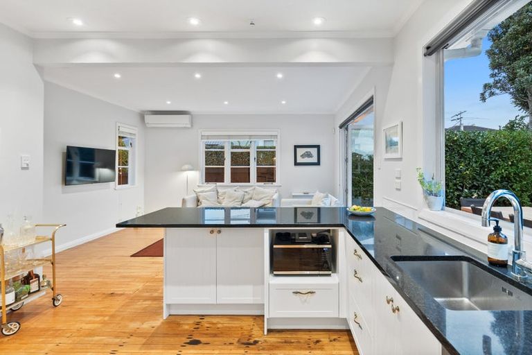 Photo of property in 15 Alberta Street, Point Chevalier, Auckland, 1022