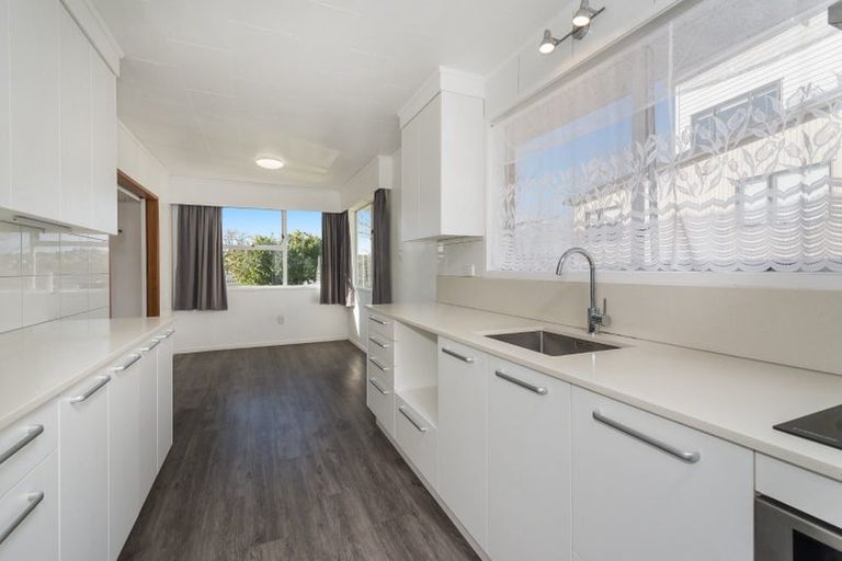 Photo of property in 52 Cockayne Crescent, Sunnynook, Auckland, 0620