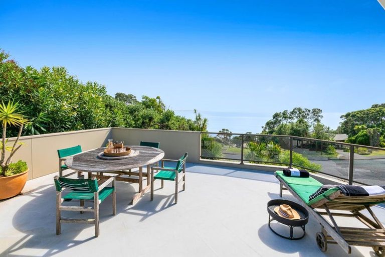 Photo of property in 10 Chelverton Terrace, Red Beach, 0932