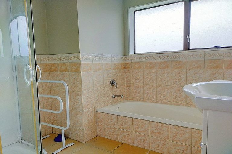 Photo of property in 25 Moncrieff Avenue, Clendon Park, Auckland, 2103