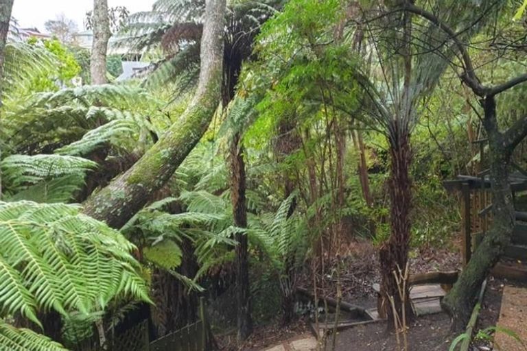 Photo of property in 18 Deverell Place, Northcross, Auckland, 0632