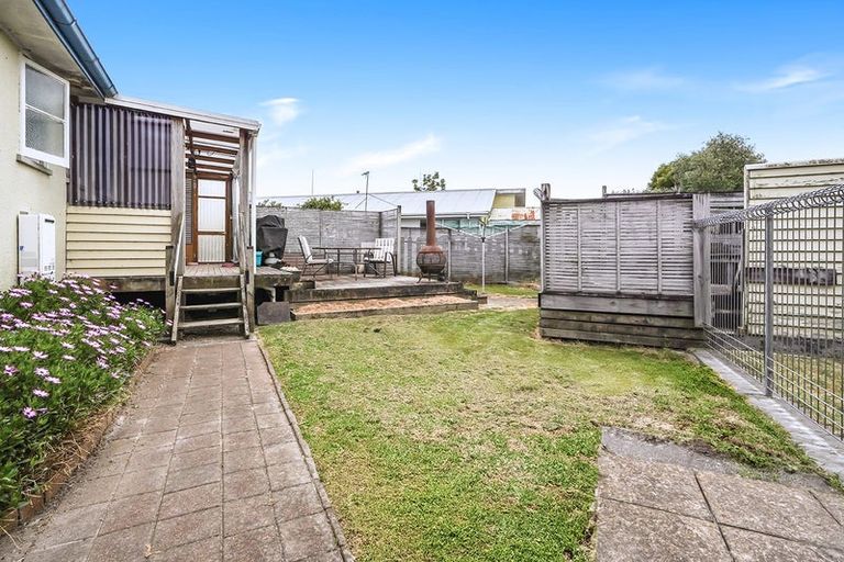 Photo of property in 28 Paul Crescent, Fairfield, Hamilton, 3214