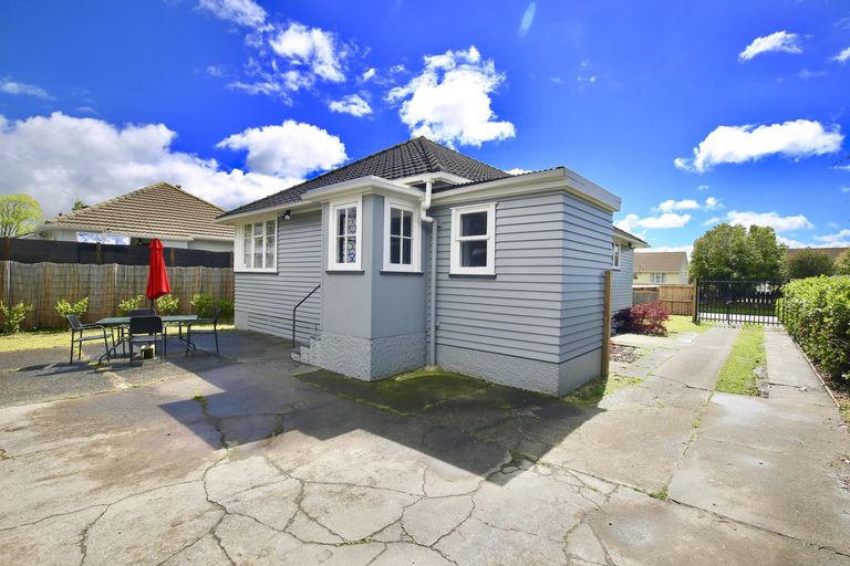 Photo of property in 17 Paul Crescent, Fairfield, Hamilton, 3214