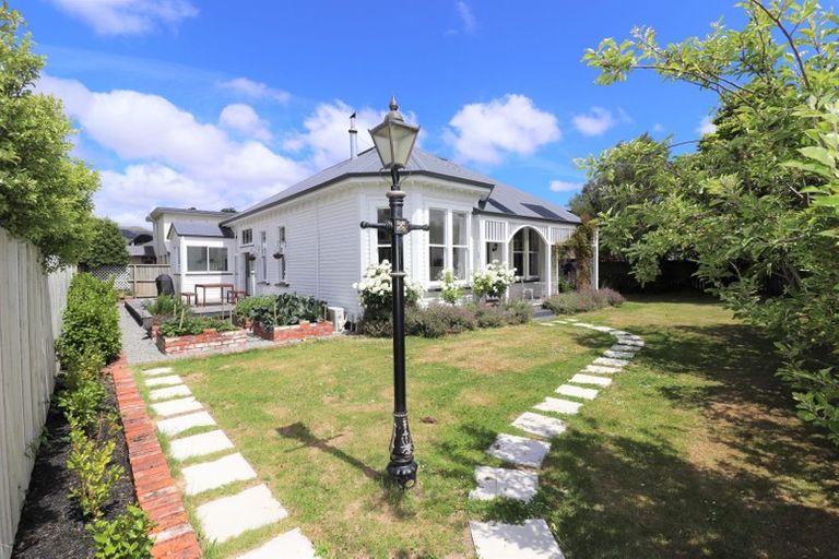 Photo of property in 98 Somerfield Street, Somerfield, Christchurch, 8024