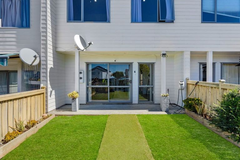 Photo of property in 4/3 Hulme Place, Henderson, Auckland, 0612
