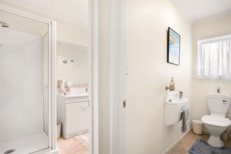 Photo of property in 2 Gendo Avenue, Henderson, Auckland, 0612