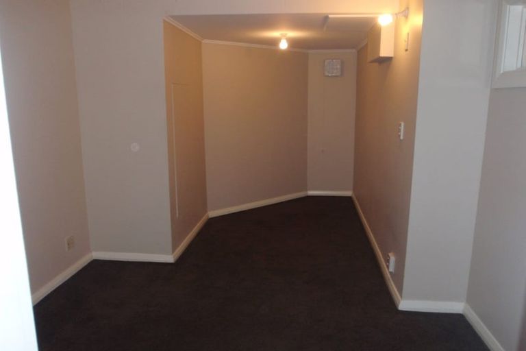Photo of property in 2 Sugarloaf Road, Brooklyn, Wellington, 6021