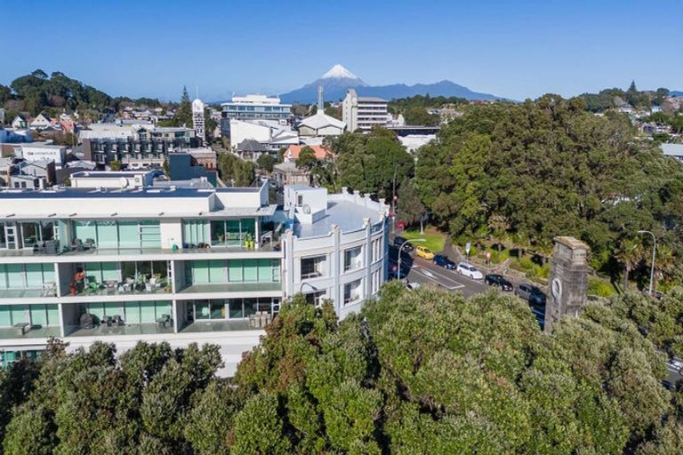 Photo of property in 1 Queen Street, New Plymouth, 4310