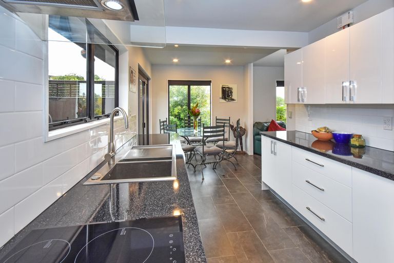 Photo of property in 21 Orinda Close, Botany Downs, Auckland, 2010