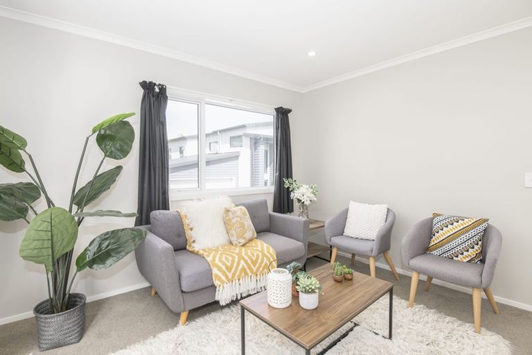 Photo of property in 3 Cessna Way, Newlands, Wellington, 6037