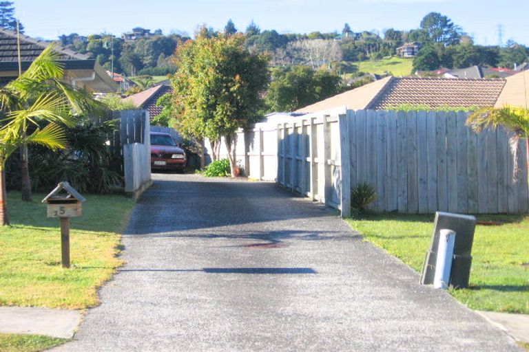 Photo of property in 2/5 Nephin Place, East Tamaki Heights, Auckland, 2016