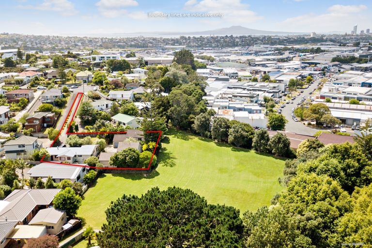 Photo of property in 1/24 Merton Avenue, Glenfield, Auckland, 0627