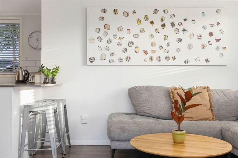 Photo of property in 5 Paruru Avenue, Northcote, Auckland, 0627