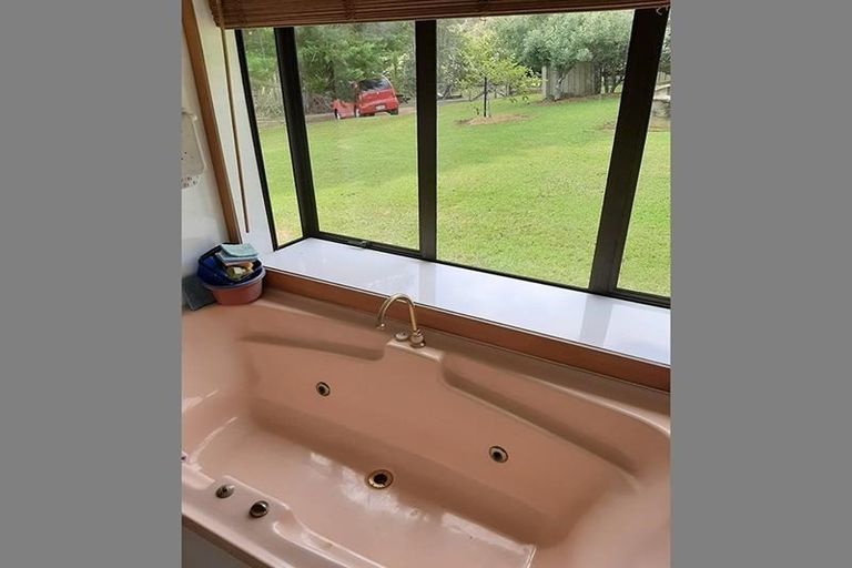 Photo of property in 15 Te Henga Road, Waitakere, Henderson, 0781