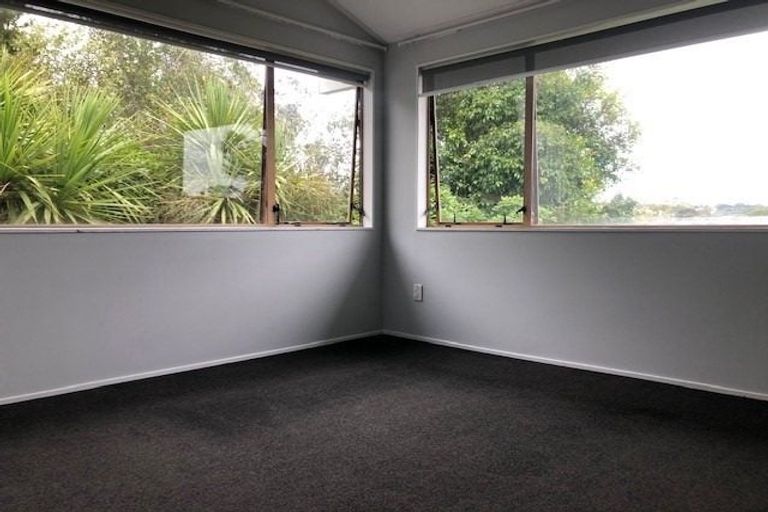 Photo of property in 2/68 Cockayne Crescent, Sunnynook, Auckland, 0620