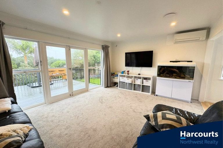 Photo of property in 20 Edgerton Road, Te Atatu Peninsula, Auckland, 0610