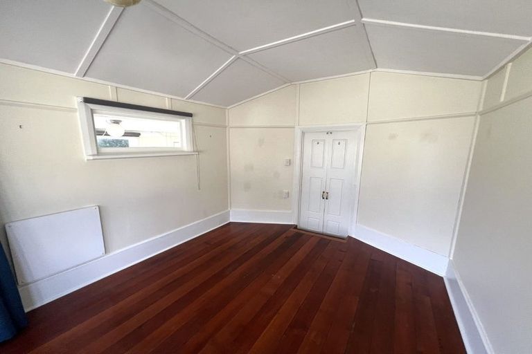 Photo of property in 83 Apu Crescent, Lyall Bay, Wellington, 6022