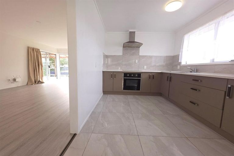 Photo of property in 37 Larissa Avenue, Henderson, Auckland, 0610