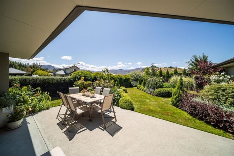 Photo of property in 1 Manorburn Place, Lake Hayes, Queenstown, 9304