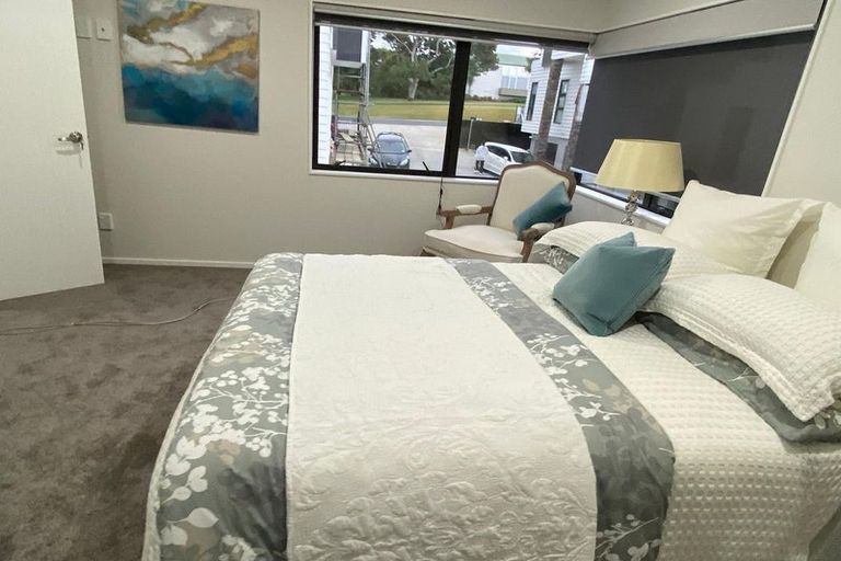 Photo of property in 4223c Great North Road, Glendene, Auckland, 0602