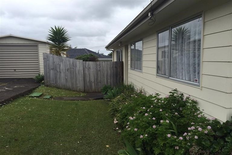 Photo of property in 28 Waimumu Road, Massey, Auckland, 0614