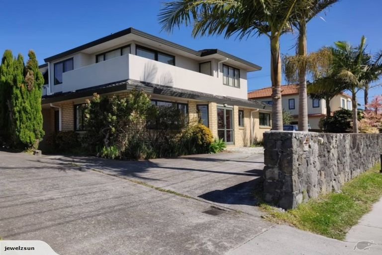 Photo of property in 2/49 College Road, Northcote, Auckland, 0627