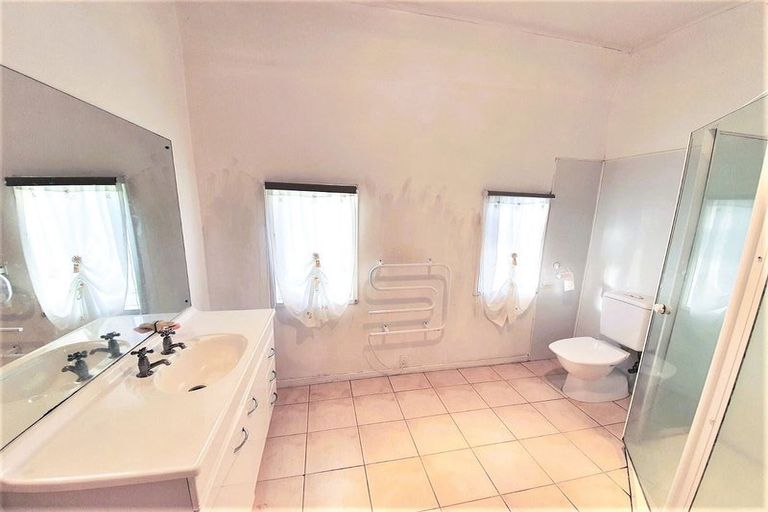 Photo of property in 1 Glen Norman Avenue, Henderson, Auckland, 0610