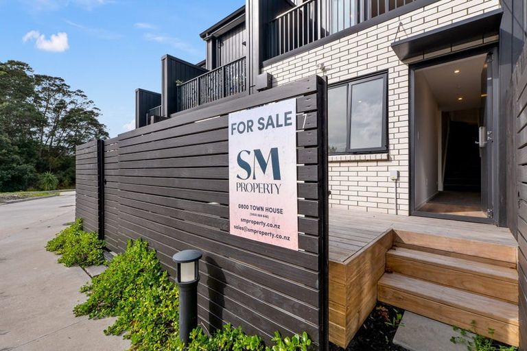 Photo of property in 3 Meg Lane, Glen Eden, 0602