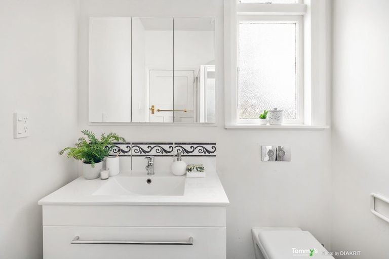 Photo of property in 74 Northland Road, Northland, Wellington, 6012