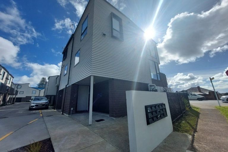 Photo of property in 1/1 Fruitvale Road, New Lynn, Auckland, 0600