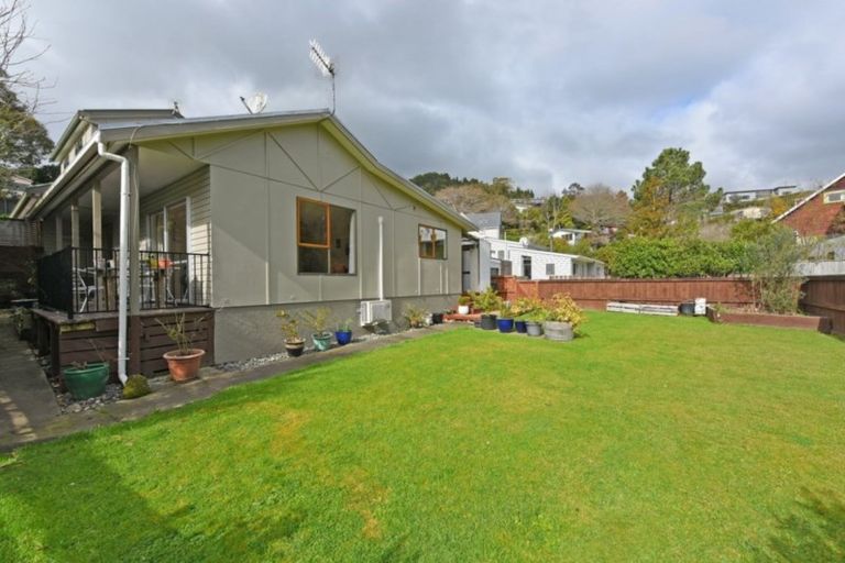Photo of property in 2/5 Taunton Way, Pinehaven, Upper Hutt, 5019
