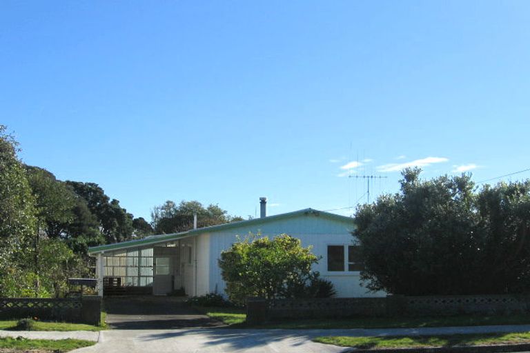 Photo of property in 13 Mahoe Street, Otaki Beach, Otaki, 5512